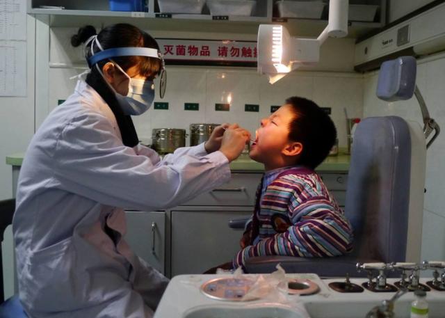 孩子误吞“弹珠”，妈妈120秒内的抢救办法，连医生都纷纷点赞
