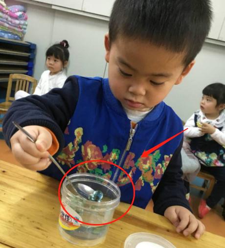 孩子误吞“弹珠”，妈妈120秒内的抢救办法，连医生都纷纷点赞