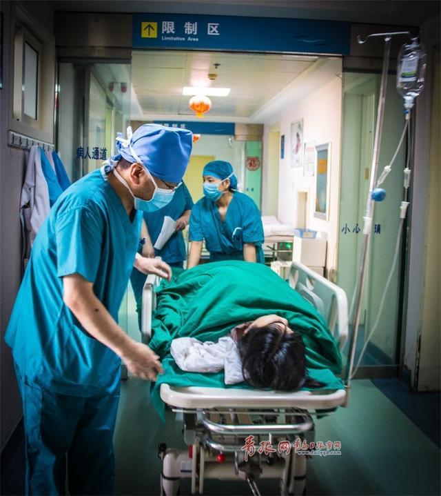 顺产三个月后腹部剧痛，并掉出异物，医生检查后怒斥家人无知