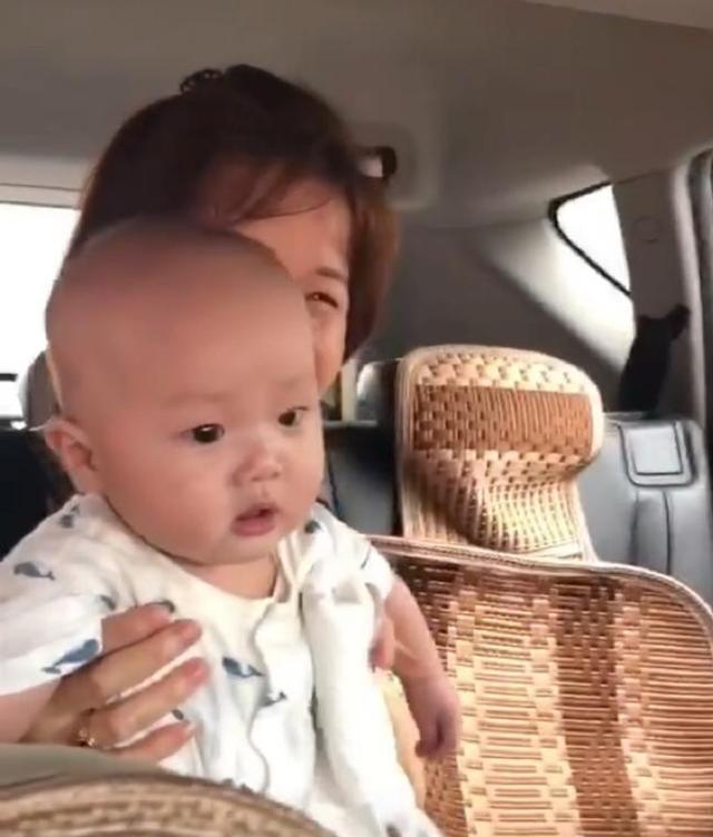 宝宝跟妈妈玩得很开心，爸爸硬凑热闹，接下来宝宝反应让爸爸心酸