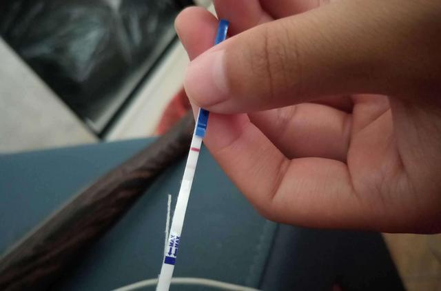 顺产三个月后腹部剧痛，并掉出异物，医生检查后怒斥家人无知