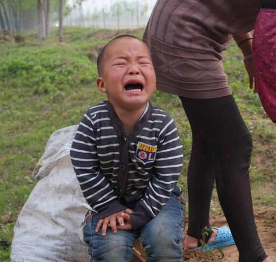 打骂孩子后，孩子这些反应其实是“求救”信号，可很多父母不在意