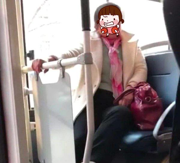 公交车上女儿要给老婆婆“让”座，妈妈霸气阻拦，全车人表示认同