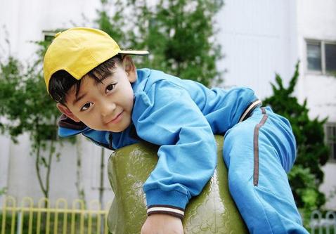 儿子在家从不睡午觉，到了幼儿园却很乖，妈妈看完监控后有些难受