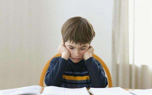 8岁孩子被打后回家告状，爸爸的举动虽然解气，却“毁”了孩子