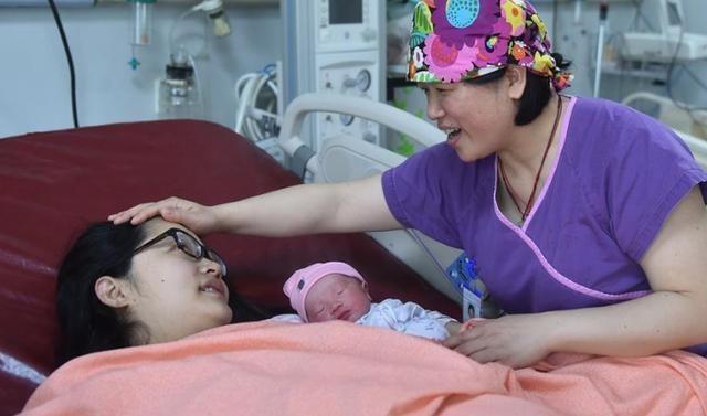 刚生完孩子那几天，谁来陪床更好？这个人是最合适的，宝妈别嫌弃