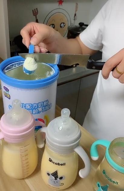 爸爸喜迎三胞胎，无奈奶粉钱太贵了，于是爸爸想出了一计“绝招”