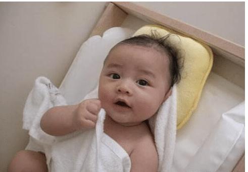 宝宝出生后这4个地方越“丑”，长大颜值可能越高，你家的占几点