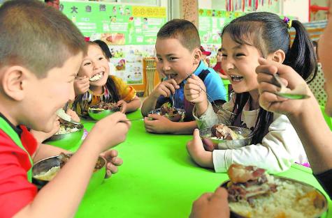 幼儿园老师在群里发孩子照片，家长看了有些生气，让老师赔礼道歉