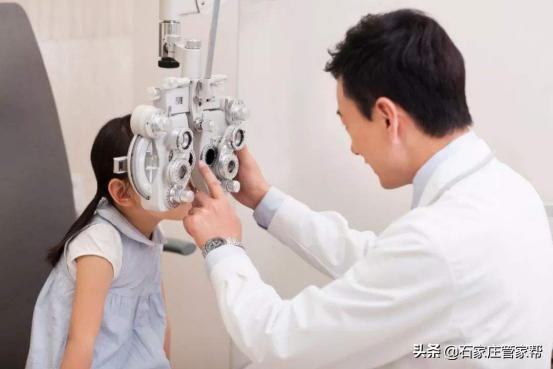 近视越来越小龄化，孩子视力受损的外在表现，爸妈们赶快想想办法