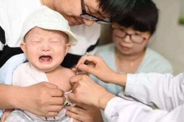 妈妈带着孩子去打针，孩子表情的转换让人猝不及防，太逗了