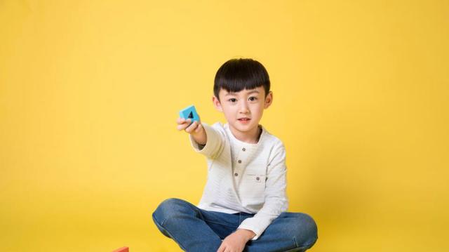孩子偷偷喝一口，抢救4小时才捡回一条命，夏天这东西几乎家家有