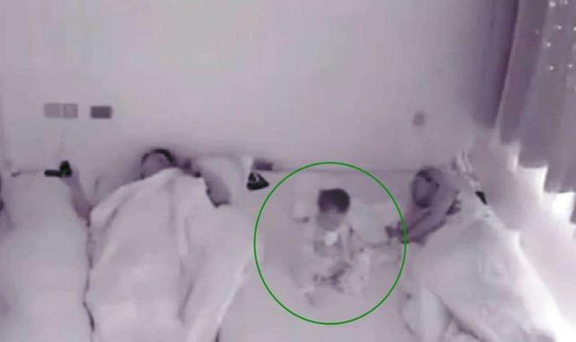 11个月宝宝半夜爬起来自己喝奶，小天使也不过如此，太可爱了吧