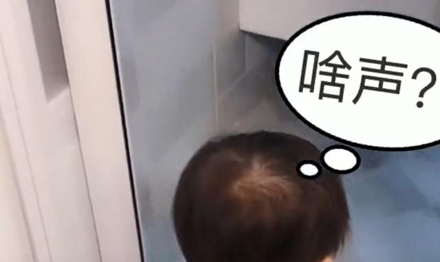 爸爸上厕所的时候，2岁女儿偏要去看，接下来爸爸的举动太好笑了