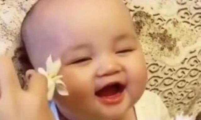 萌娃因“表情包”走红，网友直呼可爱：又想骗我生孩子