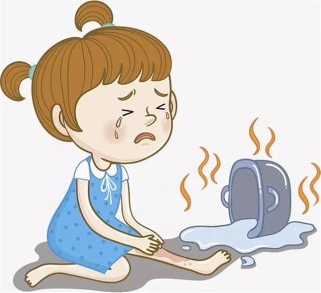 孩子被烫伤后应该先冲水还是脱衣服？第一步做错，只会让娃更受罪