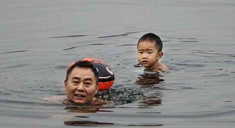 带3岁的儿子去游泳，孩子眼神不一般，网友评论：这眼神太有戏