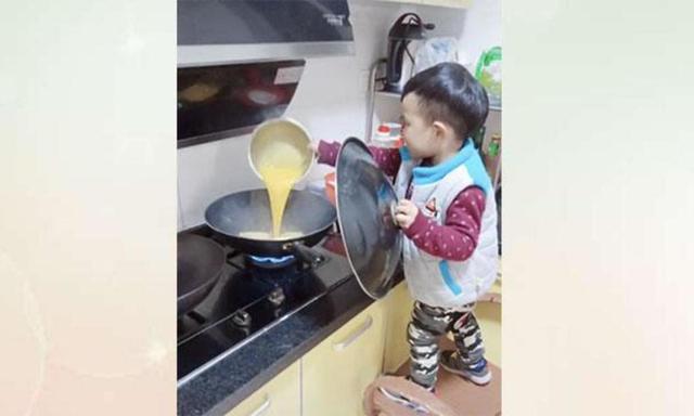 3岁宝宝为爸妈做蛋炒饭引争议：孩子几岁开始做家务才好？