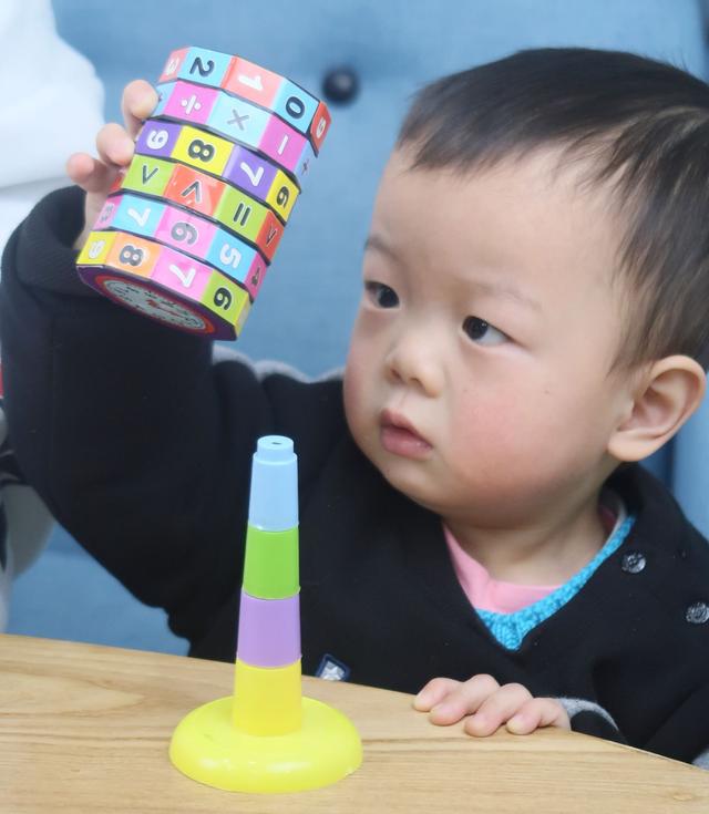 自言自语的孩子并不是心理疾病，家长别担心，这样的孩子才真聪明