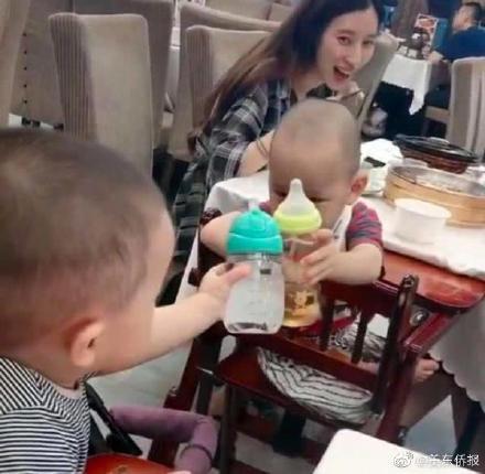 妈妈带2岁宝宝出门吃饭，隔壁桌也坐着宝宝，结果……