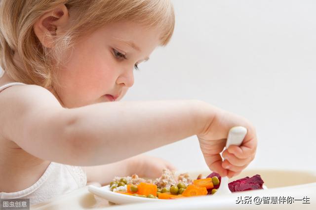 父母该怎么控制孩子吃饭时间？