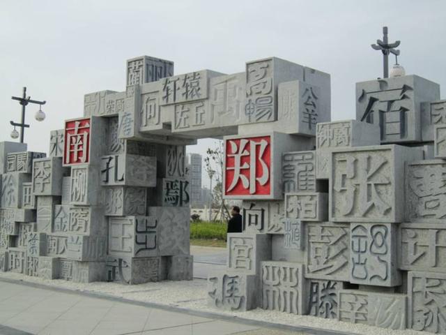 因为爸爸这个姓，8岁男孩又哭又闹要改姓，全家都无奈