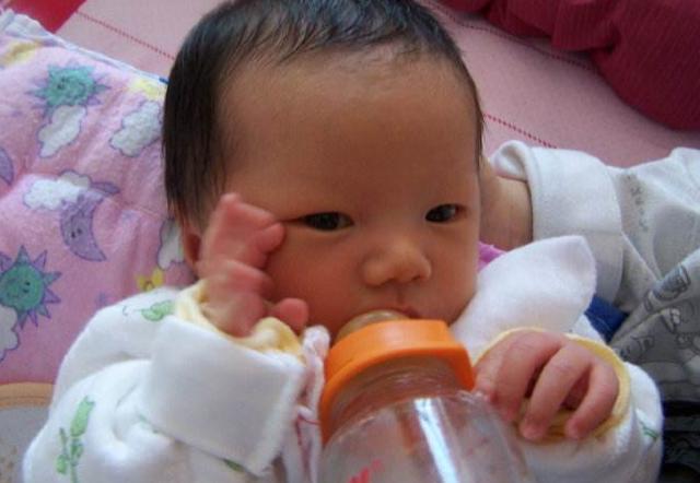 不到一岁的宝宝先吃早饭还是先喝奶？医生：顺序颠倒，影响健康