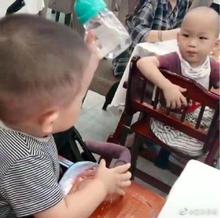 妈妈带2岁宝宝出门吃饭，隔壁桌也坐着宝宝，结果……