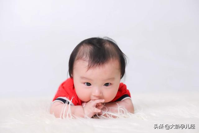四个月一下的宝宝，看看怎样培养他做好好精细动作？