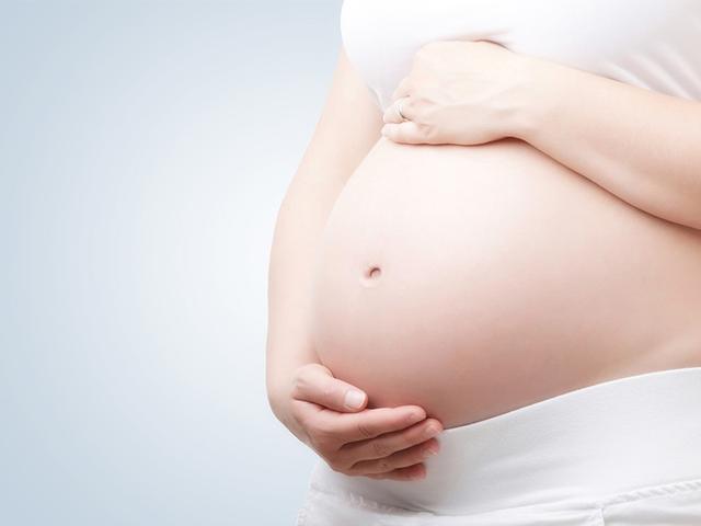 27岁妈妈生二胎难产去世，3岁儿子坟头挖洞哭喊妈妈，网友：哭了