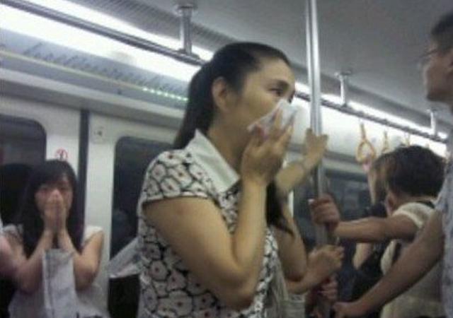 孩子地铁上拉臭臭，遭车厢众人指责，下一秒奶奶的做法让众人闭嘴