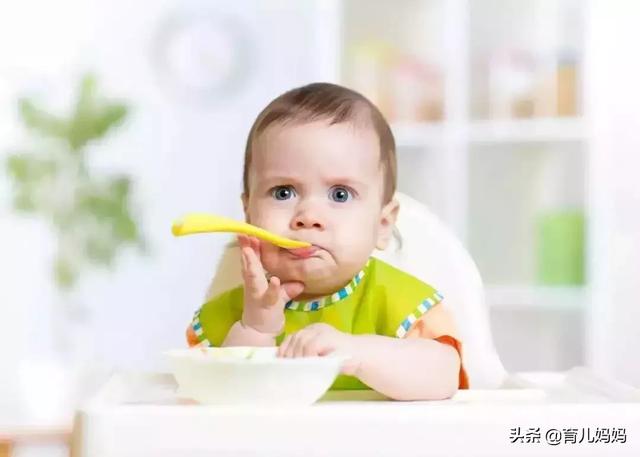 别再瞎喂了！一张图告诉你宝宝每天该吃啥、吃多少