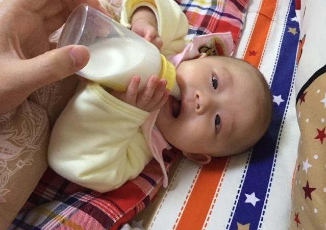 不到一岁的宝宝先吃早饭还是先喝奶？医生：顺序颠倒，影响健康