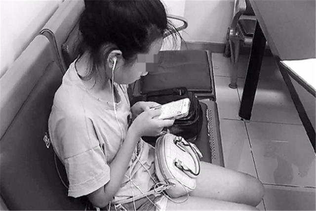 爸爸粗暴制止女儿玩手机，致使14岁的她只带两样东西就离家出走