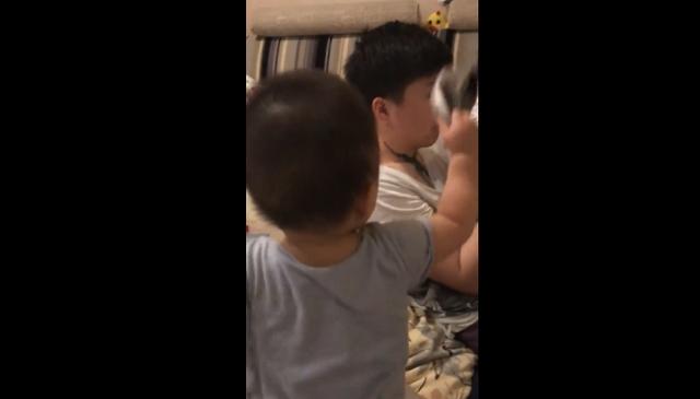 奶爸带娃却沉迷游戏，宝宝做法让爸爸叫苦连连，网友：使点劲