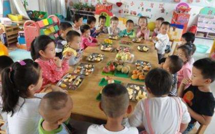 幼儿园水果是摆拍？被家长发现是“套路”，园长：是为了孩子好