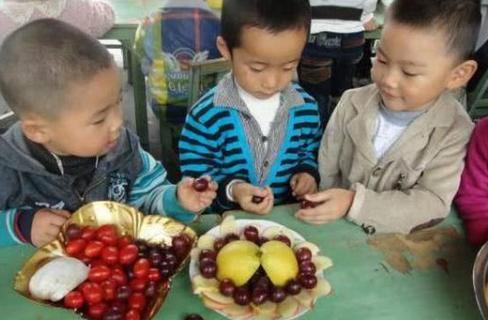 幼儿园水果是摆拍？被家长发现是“套路”，园长：是为了孩子好