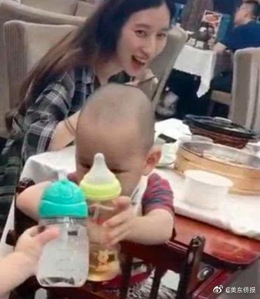 妈妈带2岁宝宝出门吃饭，隔壁桌也坐着宝宝，结果……
