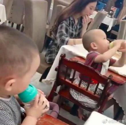 妈妈带2岁宝宝出门吃饭，隔壁桌也坐着宝宝，结果……