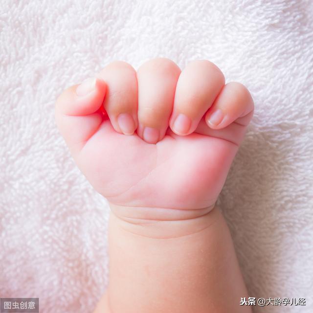 四个月一下的宝宝，看看怎样培养他做好好精细动作？
