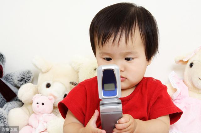 2岁娃竟近视达900度，孩子无知，家长可不能忽视这个问题