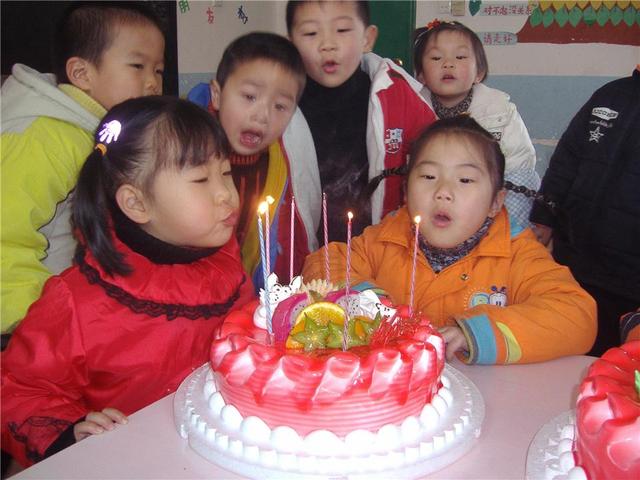 孩子过生日，宝妈把蛋糕送去幼儿园，为什么却没人肯吃？