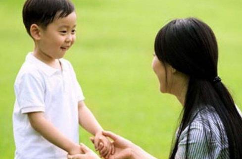 孩子“窝里横，外面怂”，是什么原因？专家：和爸爸有很大的关系
