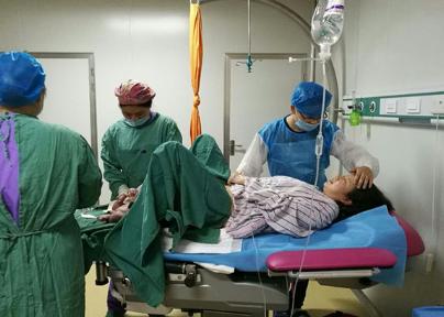 孕妈分娩时疼的大叫，丈夫二话不说反手一巴掌，旁边医生都愤怒了