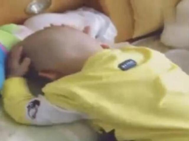 孩子死活不剃头，妈妈趁孩子睡着时偷偷剃掉，孩子：头上凉飕飕的
