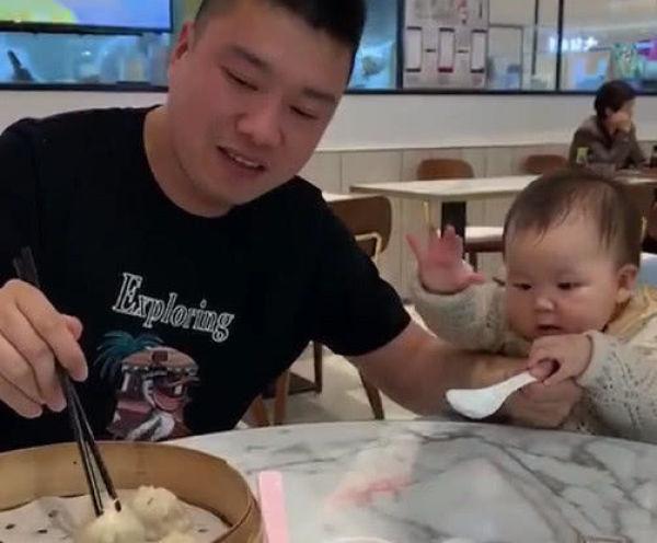 奶爸诱惑“小馋猫宝宝”吃小笼包走红，宝宝：你个糟老头子坏得很