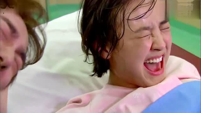 高龄孕妈剖宫产，手术室被两个男人看光，知道真相后丈夫感激不尽