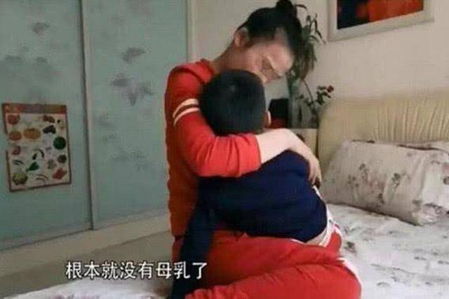 8岁儿子还吃母乳，断奶数次全失败，男孩断奶太晚的影响你别忽视