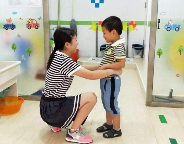 4岁孩子湿着裤子回家，妈妈在家长群里讨说法，老师：我不是保姆