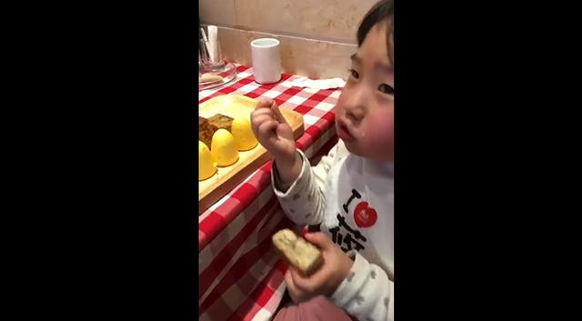 女儿请爸爸吃“大餐”，爸爸的表情懵了，女儿：爸爸怎么不吃呢？